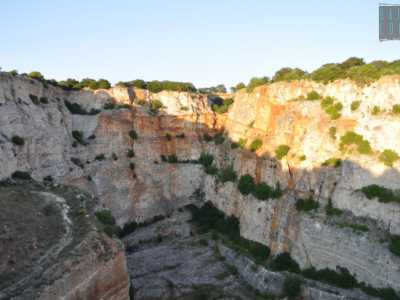 Sembra di essere davanti a un piccolo canyon, le cui rocce calcaree vengono accarezzate dalle ombre della sera e creano un affascinante effetto scenico